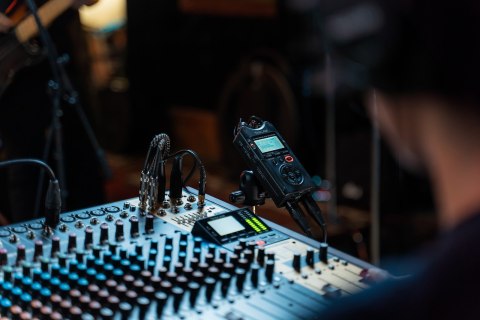 Tascam DR-40X - Przenośny rejestrator cyfrowy z interfejsem USB, zapisujący 2 x stereo, 2 GB karta SD