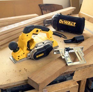 Strug elektryczny DeWalt D26500K (82 mm)