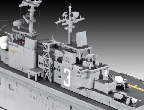 Model plastikowy US Navy Assault Carrier 1/700